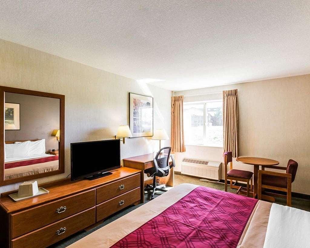 Single king room amenities